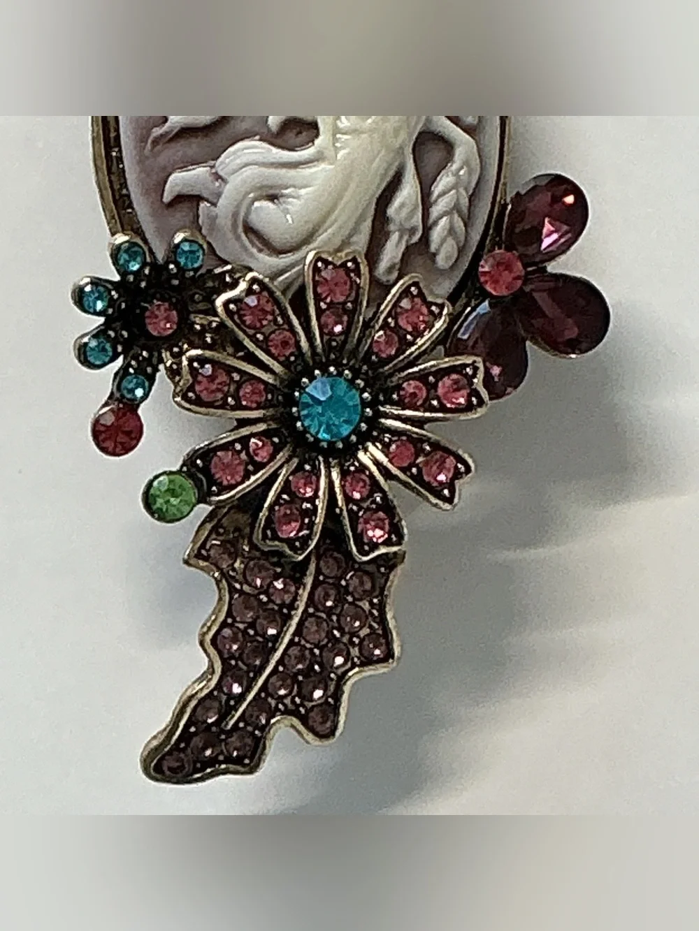 In box big Vintage -Inspired Pink Cameo Floral Brooch - Unbranded